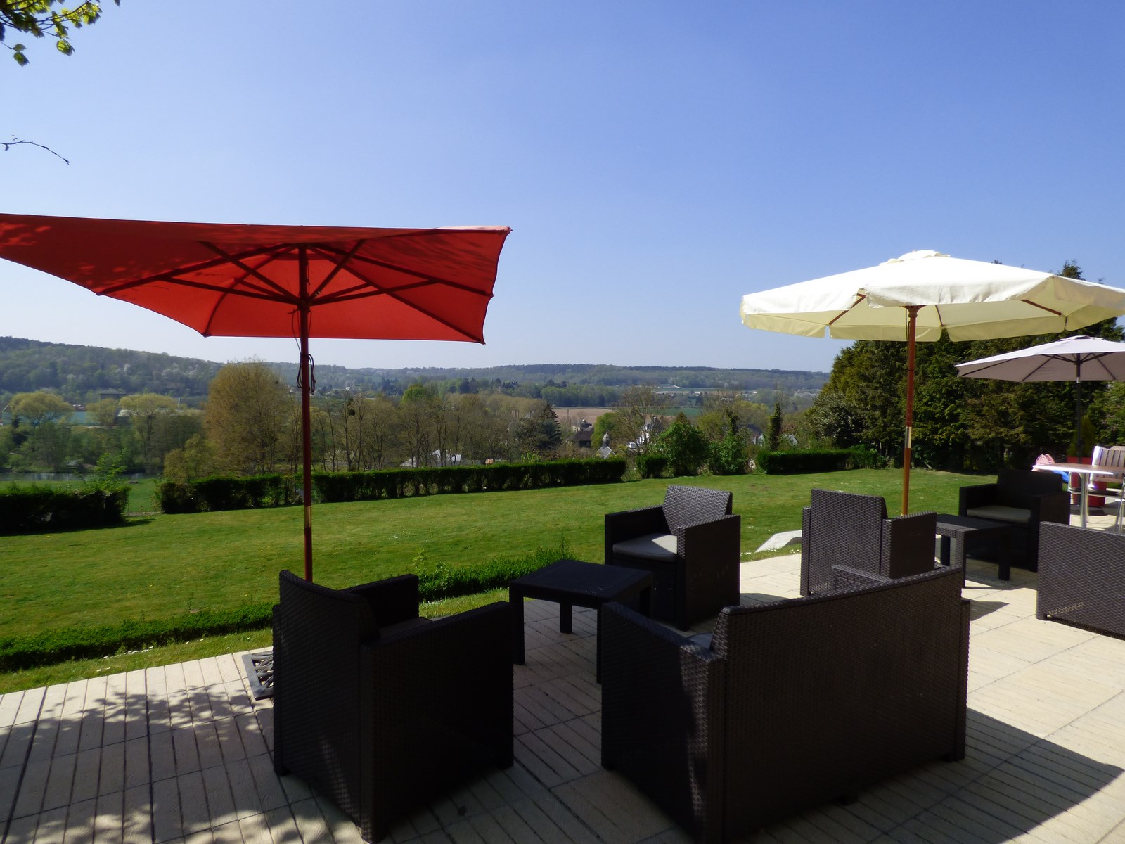 Détente en terrasse, apéritif, café.. avec vue sur la vallée de la Risle